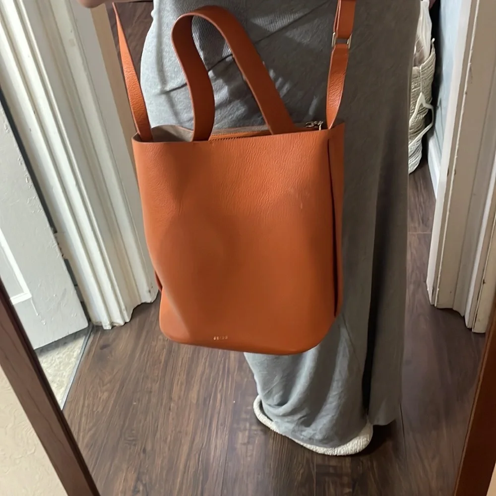Reiss hudson leather bucket bag in hazel